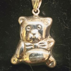 Silver teddy bear pendant